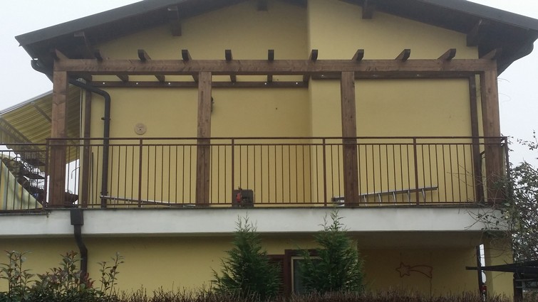 Portico in legno con tetto sporgente a Sulzano by Timber